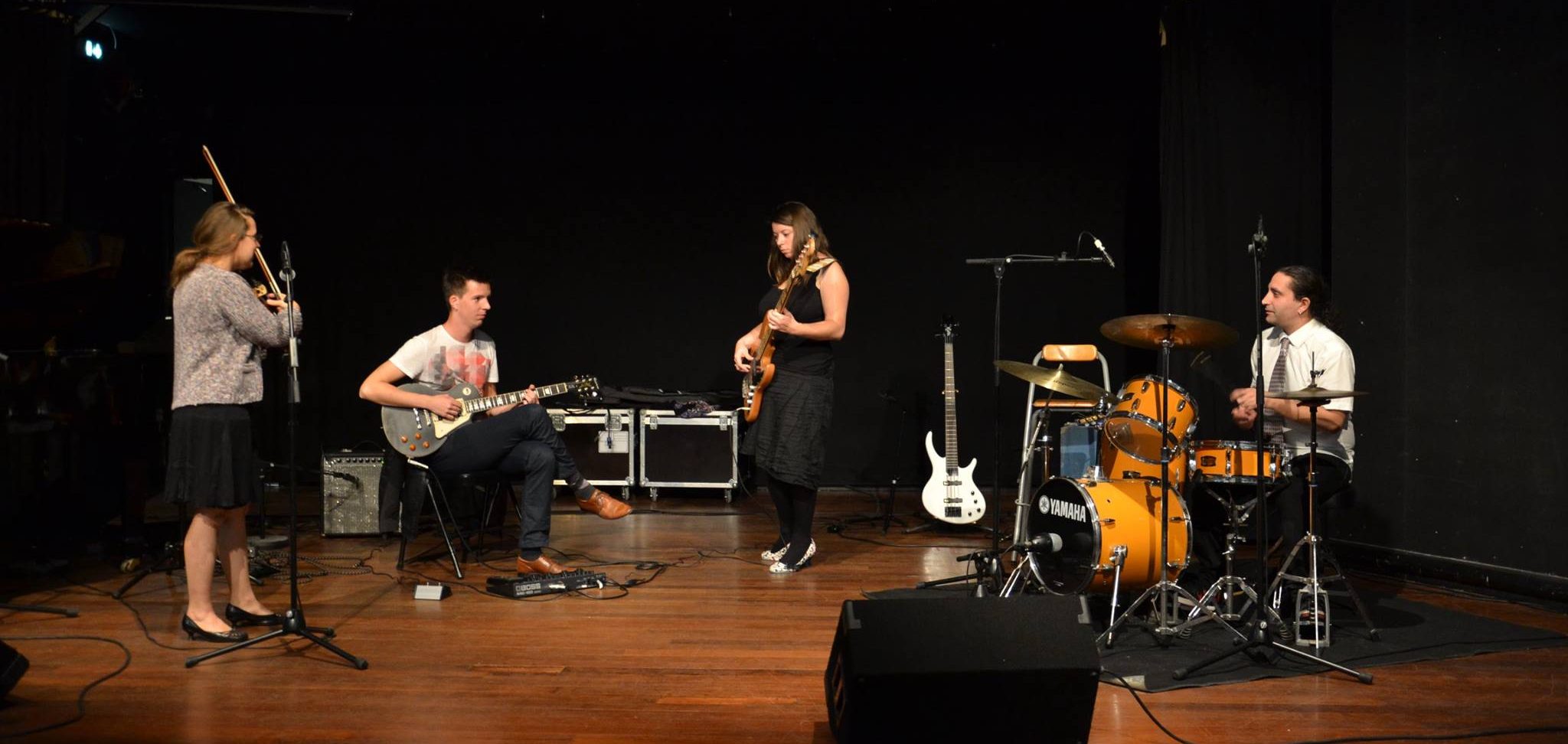 Camille improvise un blues avec des amis lors dune scène ouvert
