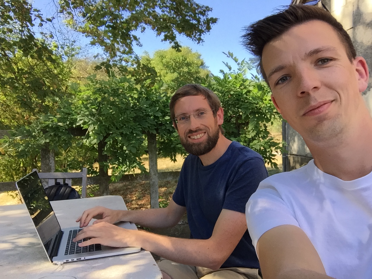 Matthieu et Camille en plein brainstorming à la campagne